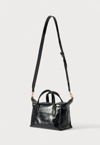 Mustast nahast käekott struktureeritud kujuga, punutud ülemiste käepidemetega ja eemaldatava õlarihmaga. Iseloomustab kuldse tooniga metalldetailid.