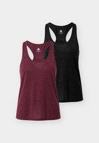 Δύο αμάνικα αθλητικά τοπ, ένα μπορντό και ένα μαύρο, με σχέδιο racerback και μικρό λευκό λογότυπο της μάρκας μέσα στη λαιμόκοψη.