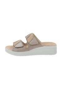 Sandalo con cinturini, dotato di due chiusure regolabili a strappo, in tessuto dorato lucido, con una morbida soletta beige e una suola piatta bianca.