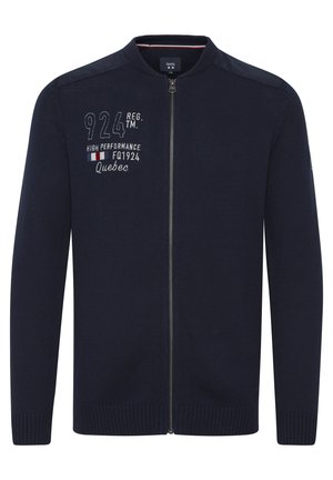 Tamsiai m�ėlynas užtrauktuku užsegamas kardiganas su banguota tekstūra, su siuvinėtais užrašais: "924 REG. TM", "HIGH PERFORMANCE" ir "Quebec."