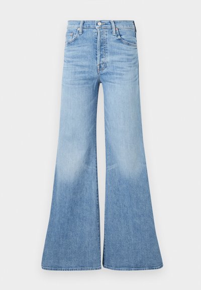 Jeans acampanados de color azul claro, hechos de denim, con una alta cintura, piernas anchas y un acabado desgastado. Diseño de cinco bolsillos con cierre de botón.