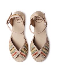 Kuvioitu beige-punertava köysi espadrille sandaalit monivärisellä raidallisella kuviolla. Ominaisuuksina nilkkahihnat ja pyöristetty kärki. Valmistettu luonnonmateriaaleista.
