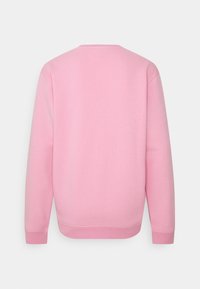Ljusrosa sweatshirt i fleece-material, med rund halsringning och långa ärmar med ribbade mudd och nederkant. Inga synliga logotyper eller mönster.