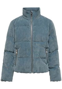Chaqueta acolchada en suave pana azul texturizada con cuello alto y dos bolsillos laterales con cremallera. Cierre frontal con cremallera y líneas de costura horizontales.
