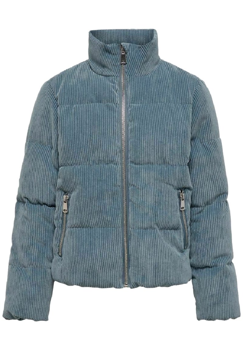 Chaqueta acolchada en suave pana azul texturizada con cuello alto y dos bolsillos laterales con cremallera. Cierre frontal con cremallera y líneas de costura horizontales.