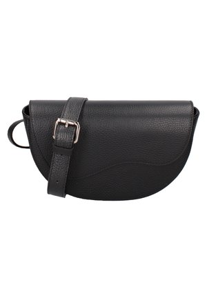 Sac en cuir noir en bandoulière avec un design incurvé, surface texturée, bandoulière réglable et boucle en argent. Présente des motifs de vagues subtils.