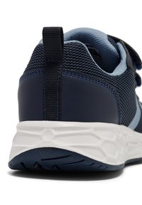 Blå sportskor med strukturerad mesh-övre, kontrasterande navy läderdetaljer, en bakre dragflik och en vit, mönstrad gummisula.