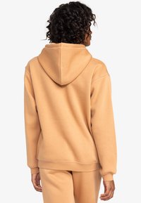 Hellbrauner Hoodie aus weichem Stoff mit lockerer Passform, verfügt über eine große Kapuze, gerippte Bündchen und einen elastischen Saum, mit einer glatten Oberfläche.