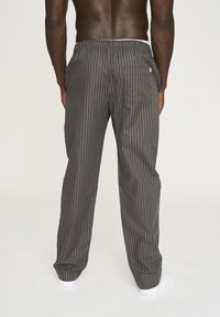 Grå stribede bukser med afslappet pasform, elastisk talje, sidelommer og en baglomme, lavet af letvægtsstof.