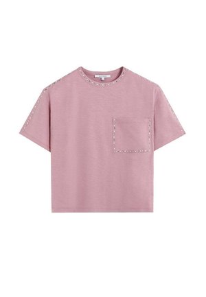 Tricou roz, cropt, cu mâneci scurte, buzunar pe piept și detalii cu ținte argintii de-a lungul decolteului, mânecilor și marginilor buzunarului.