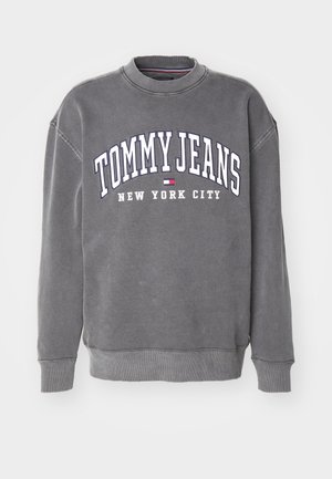 Szara bluza z okrągłym dekoltem z napisem „TOMMY JEANS NEW YORK CITY” oraz małym czerwonym, białym i niebieskim logo z przodu, długie rękawy, ściągacze przy mankietach i u dołu.