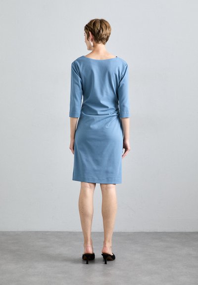 Vestido azul de longitud hasta la rodilla con mangas de tres cuartos, diseño ajustado, tela suave, con un escote ancho y sutil drapeado en la parte posterior.