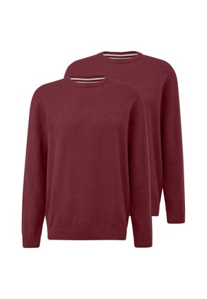 Due maglioni semplici a manica lunga con scollo tondo di colore rosso scuro, mostrati piegati uno dietro l’altro su sfondo bianco.