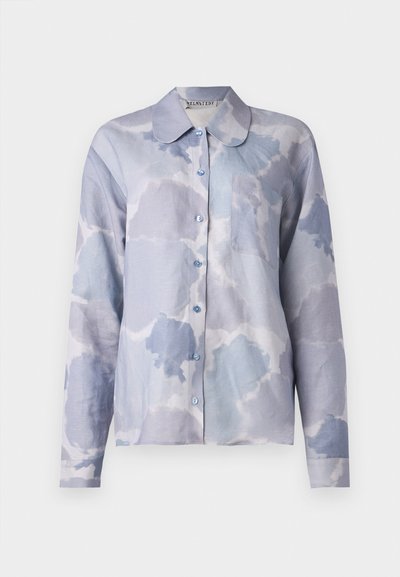 Camisa azul claro de botões em tecido macio, com um padrão semelhante a nuvens, colarinho dobrado, mangas longas e um único bolso no peito.
