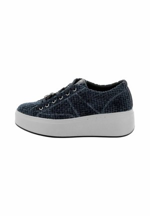 Sneaker texture blu navy con suola piatta, dotata di sei occhielli, lacci grigi e una fodera morbida. Accentuata da cuciture bianche.
