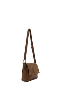 Sac en cuir marron à bandoulière avec un rabat en daim ; forme rectangulaire, bandoulière réglable et accents en métal doré.