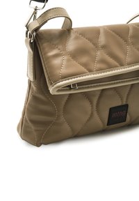 Borsa a tracolla beige imbottita con una forma strutturata, materiale in pelle liscia, cuciture a contrasto e un'etichetta con logo sulla parte frontale. Presenta un pattina superiore e una tracolla.