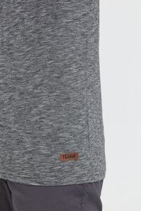 Grå melange t-shirt med et tekstureret stof, der har et lille logo patch i brunt læder ved kanten. Korte ærmer, rund halsudskæring.