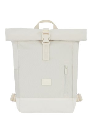 Sac à dos beige à fermeture roulante avec une boucle à l'avant, une poche zippée verticale et des sangles latérales réglables.