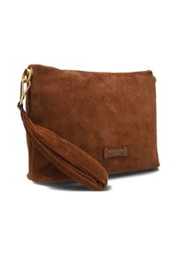 Clutch in suede marrone con una finitura testurizzata, dotata di una tracolla staccabile e di una piccola toppa in pelle con il logo sulla parte frontale.