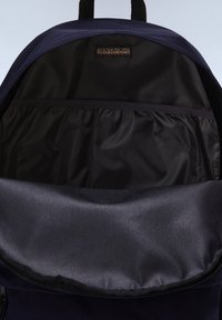 Mörkblå ryggsäck med ett mjukt, textilutskikt. Svart innermaterial och dragkedjestängning. Har en logotagg högst upp vid öppningen.
