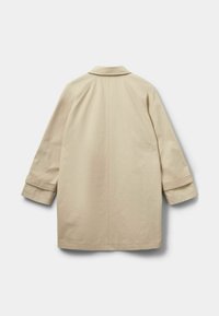 Beżowy płaszcz do kolan o prostym kroju, z wyciętymi klapami i podwiniętymi mankietami. Gładka tekstura, bez widocznych zapięć lub wzorów.