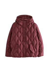 Gevulde bordeauxrode jas met een capuchon, gequiltde textuur, drukknoopsluiting en twee voorkruimelzakken. Voorzien van verstelbare trekkoorden bij de capuchon.
