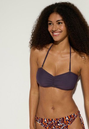 Haut de bikini violet avec détail froncé, fines bretelles ; bas de bikini multicolore à motifs avec liens. Tissu lisse et couverture modérée.
