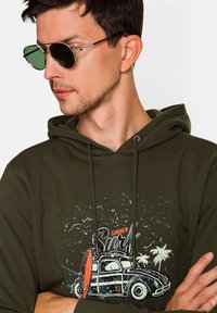 Oliwkowa bluza z kapturem z grafiką vintage'owego vana, deski surfingowej i palm. Posiada sznurki ściągające i miękką teksturę.