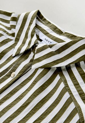 Grün-weiß gestreiftes Hemd mit spitzem Kragen und Knopfdetails, aus leichtem Stoff mit glatter Textur. Markenetikett sichtbar.