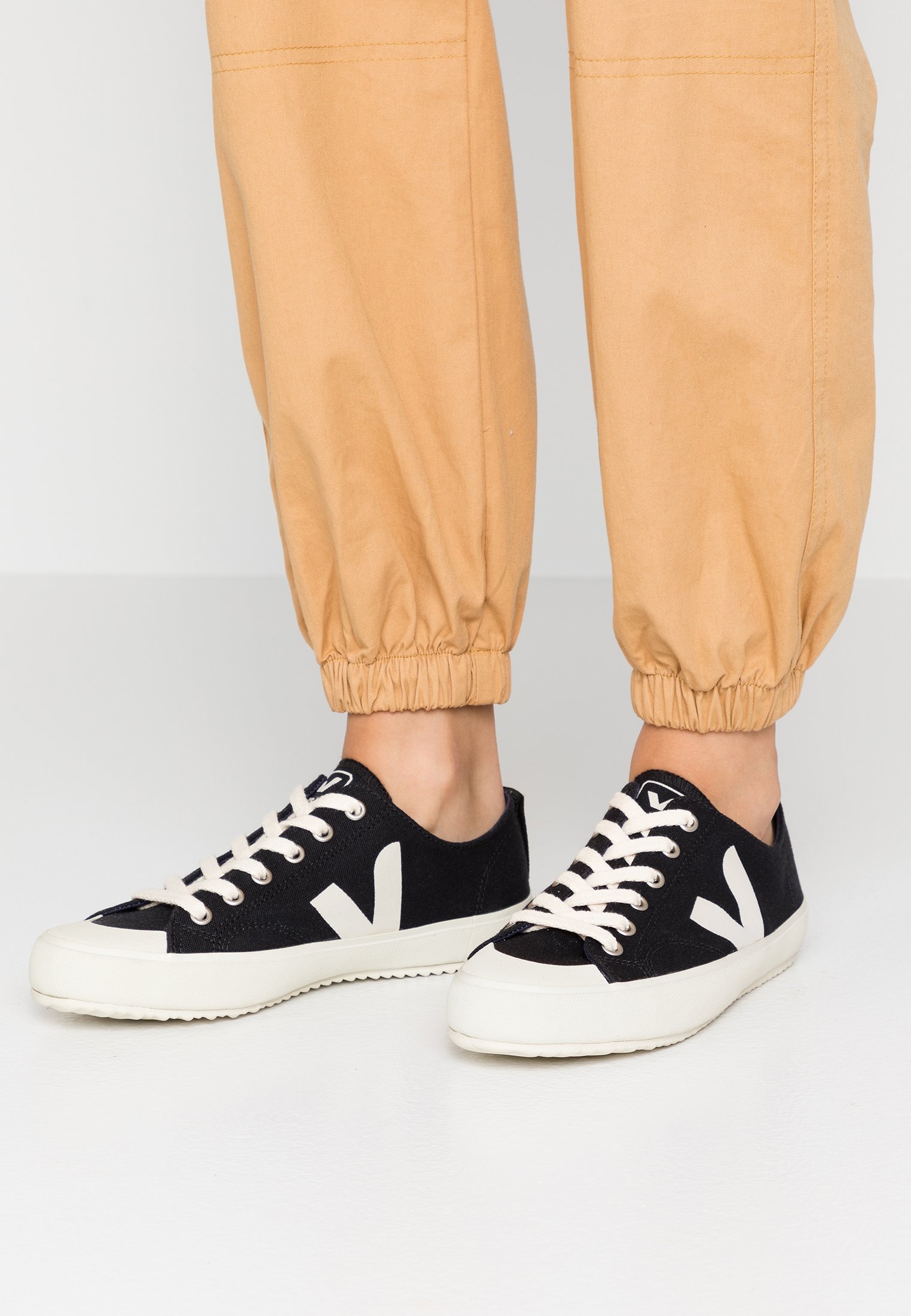 veja nova canvas black pierre