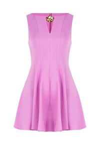 Robe sans manches rose avec une jupe évasée, présentant un décolleté en V, des coutures verticales et un accent doré au niveau du cou. Texture lisse.