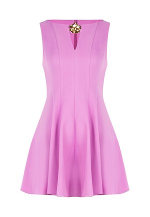 Robe sans manches rose avec une jupe évasée, présentant un décolleté en V, des coutures verticales et un accent doré au niveau du cou. Texture lisse.