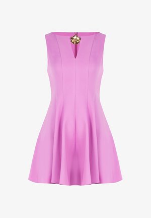 Vestito senza maniche rosa con gonna svasata, caratterizzato da un colletto a V, cuciture verticali e un accento dorato sul collo. Texture liscia.