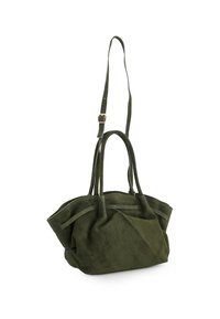 Zelená semišová kabelka s měkkou texturou, vybavená dvojitými horními držadly, odnímatelným popruhem a detailem shrnutí u otvoru.