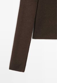 Maglione marrone a costine con manica lunga e orlo dritto. Texture morbida con una finitura opaca sottile.