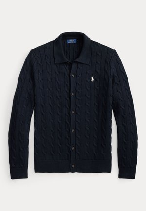 Cardigan en maille torsadée bleu marine avec boutons, col et logo Polo Ralph Lauren blanc sur la poitrine gauche.