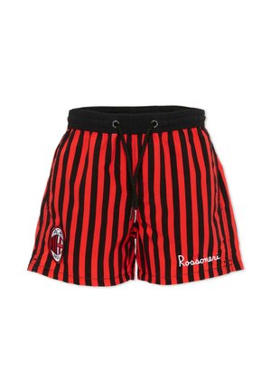 Czerwono-czarne sportowe szorty w pionowe paski z czarnym ściągaczem w talii, logo AC Milan na lewej nodze oraz napis "Rossoneri" na prawej nodze.