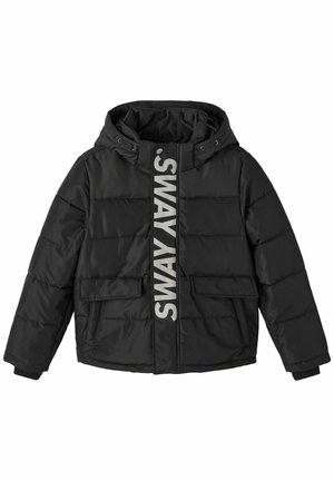 Czarna pikowana kurtka z kapturem, z dwiema klapowymi kieszeniami oraz odblaskowym pionowym napisem "SWAY" na przedniej osłonie zamka.