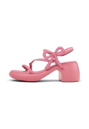 Sandalo rosa con tacco a blocco spesso, fascia frontale ondulata, cinturino alla caviglia e dettaglio decorativo a fiocco.