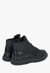 Zwarte leren hoge sneakers met een gestructureerde zool, bontvoering bij de enkel en vetersluiting.