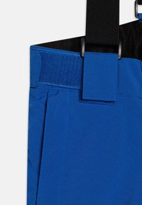 Blauwe korte broek met een brede tailleband, verstelbare zwarte riem en textuur oppervlak. Beschikt over stiksel details en een gladde, lichte stof.