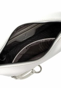 Clutch in pelle bianca texturizzata con chiusura a zip, dotato di un interno grigio e più scomparti per l'organizzazione. Accenti in hardware argentato.