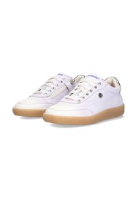 Sneakers bianchi in pelle con dettagli viola chiaro, particolari perforati e suola in gomma. Presentano lacci e una cerniera laterale per indossarli facilmente.