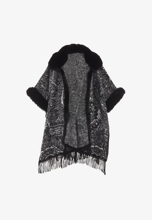 Černobíle vzorovaný šál s umělou kožešinou na límci a manžetách, zdobený třásněmi a volným, otevřeným designem.