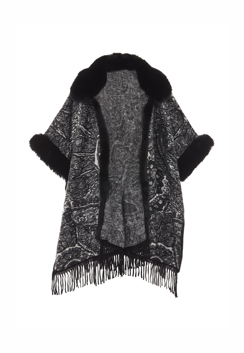 Czarny i biały szal w wzory z sztucznym futrem przy kołnierzu i mankietach, z frędzlami na krawędziach i luźnym, otwartym krojem.