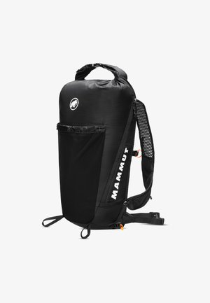 Zaino nero con parte superiore arrotondata, realizzato in tessuto testurizzato. Presenta una tasca con zip frontale, spallacci regolabili e un logo sulla parte anteriore.