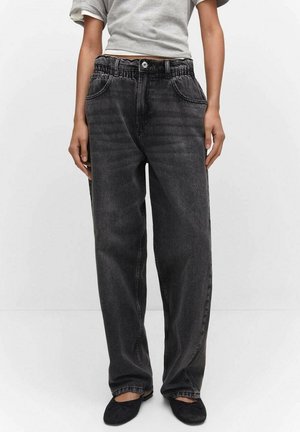 Jean large en denim noir avec une taille élastique, des poches latérales et une décoloration subtile. Il présente un design classique à cinq poches et une coupe relaxée.