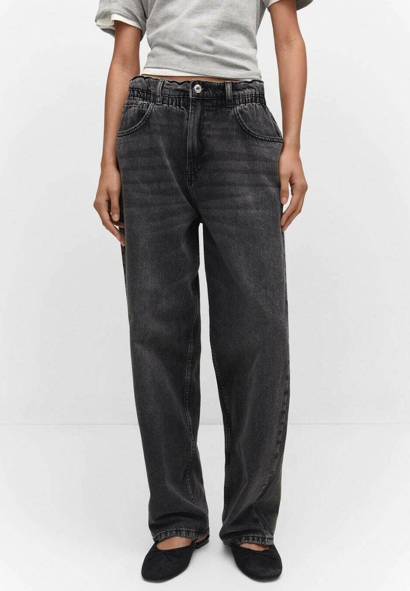 Jeans in denim nero a gamba larga con vita elasticizzata, tasche laterali e leggera scoloritura. Caratterizzati da un classico design a cinque tasche e una vestibilità rilassata.