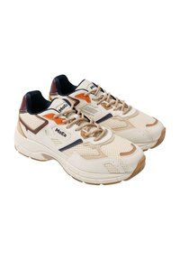 Sneakers atletici bianchi con dettagli in mesh e pelle, caratterizzati da accenti arancioni e blu navy, e una suola in gomma texturizzata.
